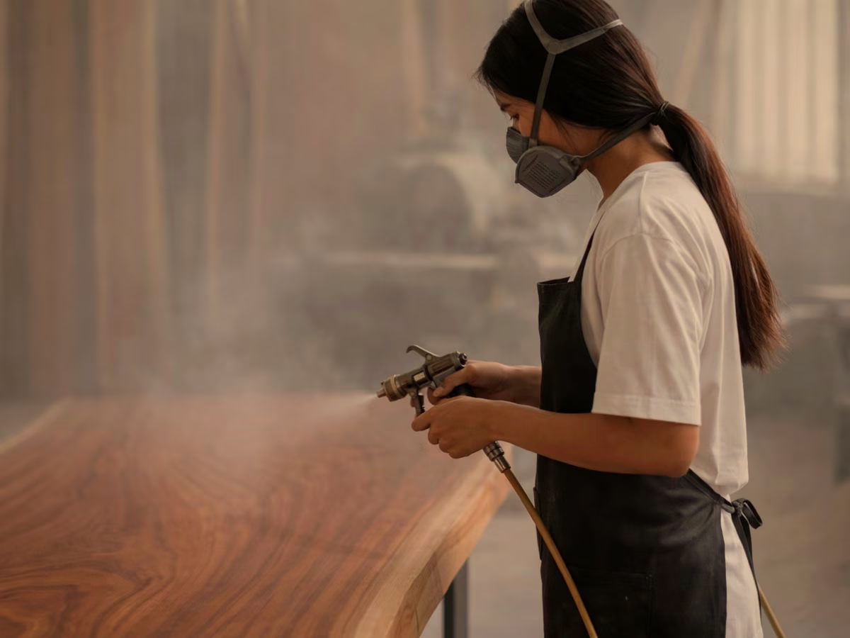 Application d'huile naturelle sur un plateau en bois massif